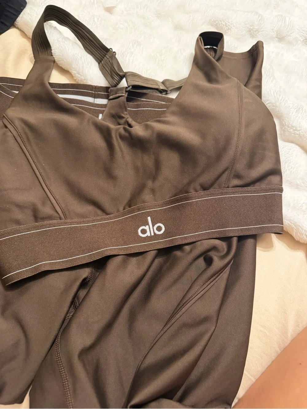 ALO Yoga Brown Sports Bra with White Logo Band and leggings to match - Picture 4 of 6